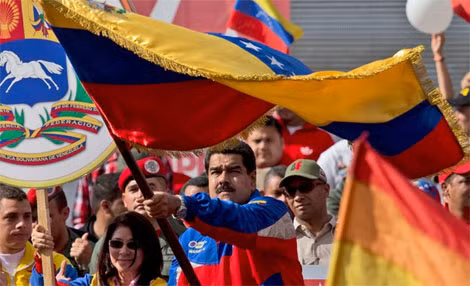 Tổng thống Venezuela Nicolas Maduro phất cờ trong cuộc tuần hành kỷ niệm cuộc Cách mạng Caracazo. Trong bài phát biểu tại cuộc míttinh, ông Maduro cho biết chính quyền của ông vừa bắt giữ một phi công Mỹ bị cáo buộc làm gián điệp.
