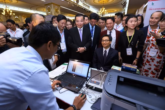 Phó Thủ tướng Vũ Đức Đam cùng Bộ trưởng Bộ Khoa học và Công nghệ Chu Ngọc Anh tham quan gian hàng tại Techfest 2017.