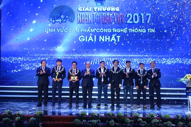 Thủ tướng Chính phủ và Bộ trưởng Bộ Thông tin - Truyền thông Trương Minh Tuấn trao giải nhất lĩnh vực CNTT