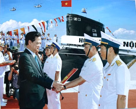 Thủ tướng Nguyễn Tấn Dũng trao cờ cho tàu ngầm kilo 636 HQ 182 Thủ tướng Nguyễn Tấn Dũng trao cờ cho tàu ngầm kilo 636 HQ 182