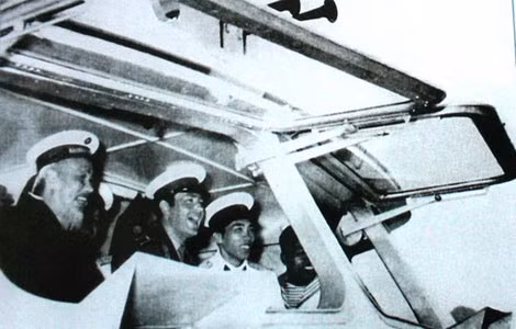 Bác Hồ và anh hùng phi công vũ trụ Liên Xô Giéc-man Ti-tốp trên tàu Hải Lâm năm 1962 Bác Hồ và anh hùng phi công vũ trụ Liên Xô Giéc-man Ti-tốp trên tàu Hải Lâm năm 1962