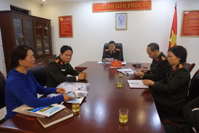 Người dân trình bày những vấn đề vướng mắc với Bộ trưởng Tô Lâm