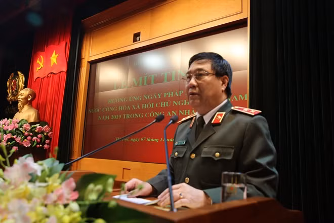 Trung tướng Nguyễn Ngọc Anh trình bày báo cáo tại buổi lễ
