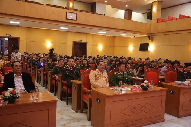 Các đại biểu tham dự buổi lễ