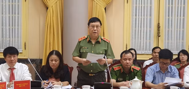 Trung tướng Nguyễn Ngọc Anh, Cục trưởng Cục Pháp chế và cải cách hành chính, Bộ Công an trình bày những nội dung cơ bản của Luật Thi hành án năm 2019