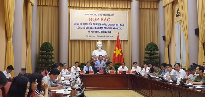 Đồng chí Đào Việt Trung chủ trì họp báo
