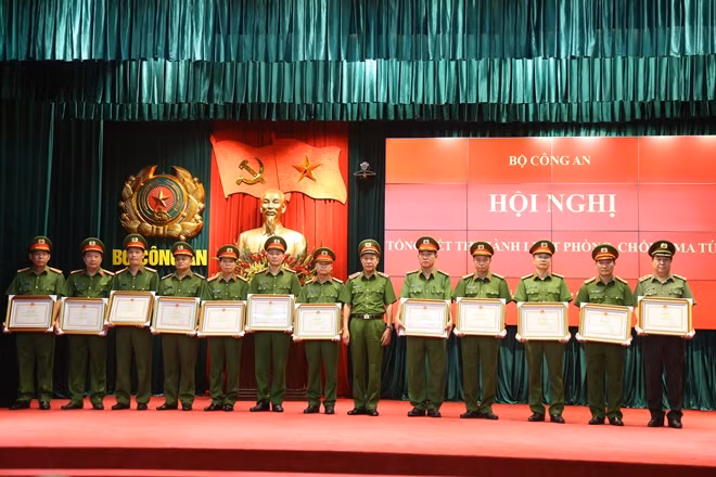 Thứ trưởng Lê Quý Vương trao tặng bằng khen của Bộ trưởng Bộ Công an cho các cá nhân, tập thể