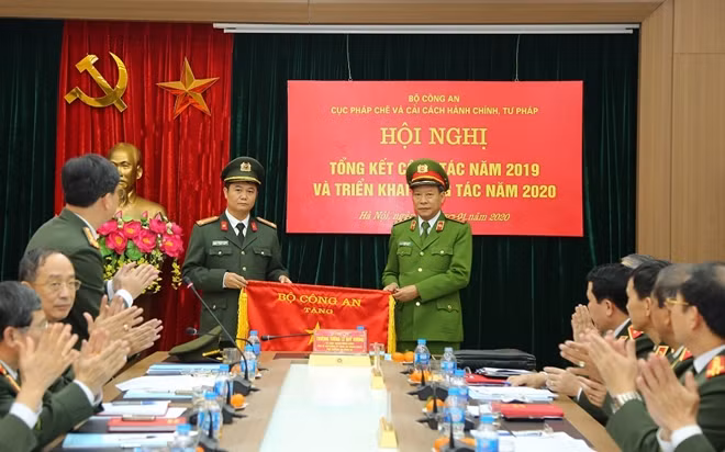 Thứ trưởng Lê Quý Vương trao cờ thi đua của Bộ Công an cho 1 tập thể của Cục Pháp chế và cải cách hành chính, tư pháp