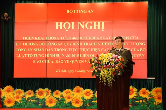 Trung tướng Nguyễn Ngọc Anh trình bày những nội dung cơ bản của Thông tư số 46/2019/TT-BCA