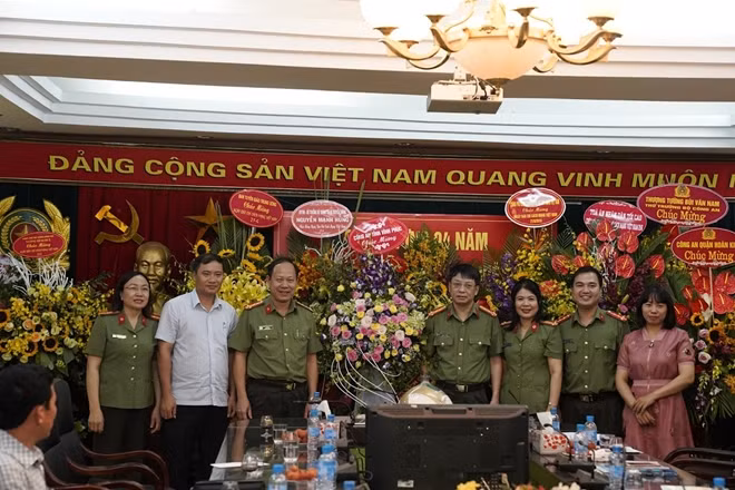 Đại tá Đinh Ngọc Khoa, Giám đốc Công an tỉnh Vĩnh Phúc chúc mừng Báo CAND nhân ngày Báo chí Cách mạng Việt Nam