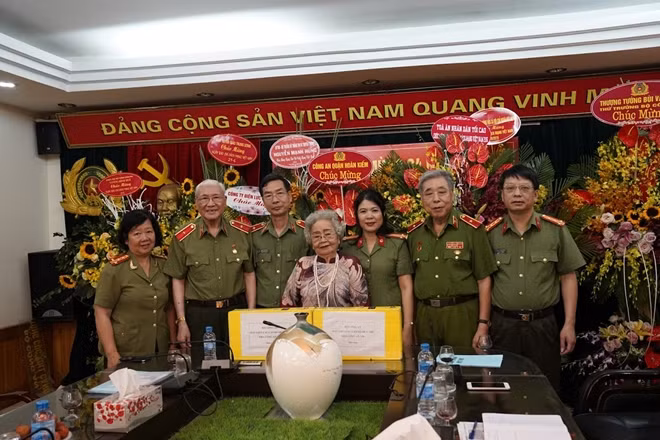 Ban liên lạc cán bộ hưu trí Nha Công an Trung ương đến thăm và chúc mừng Báo CAND nhân ngày Báo chí Cách mạng Việt Nam