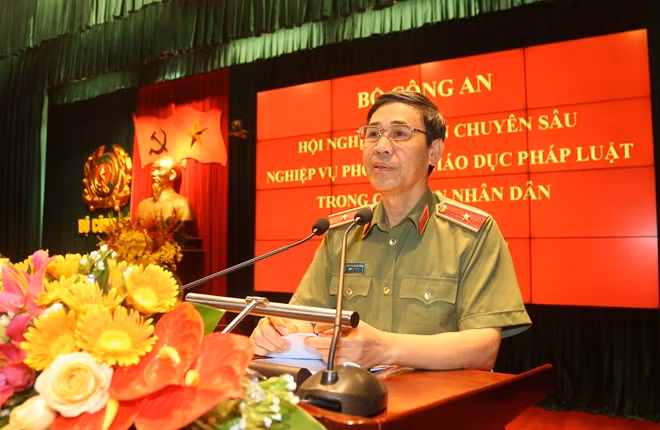 Thiếu tướng Trịnh Xuân Toản trình bày tóm tắt nội dung đề án