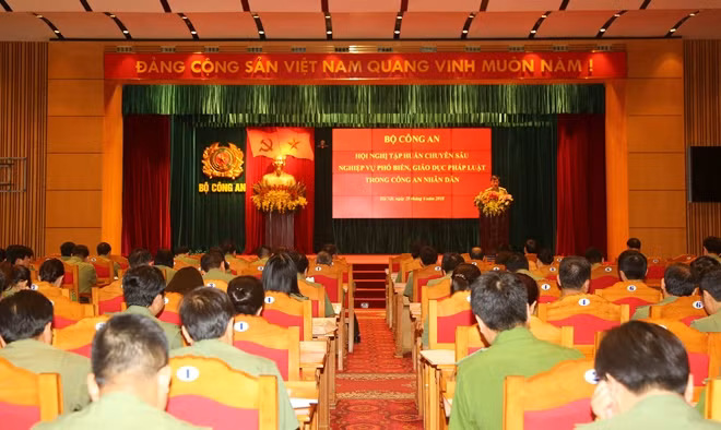 Các đại biểu lắng nghe các báo cáo viên pháp luật quán triệt ý nghĩa, vai trò... của công tác phổ biến, giáo dục pháp luật