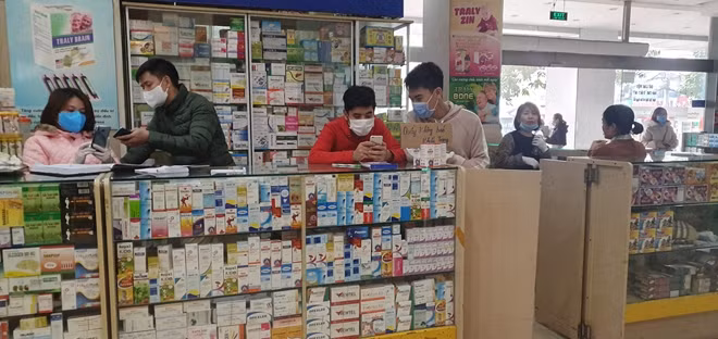 Nhiều quầy thuốc treo biển "Không bán khẩu trang- Nước sát khuẩn. Miễn hỏi"