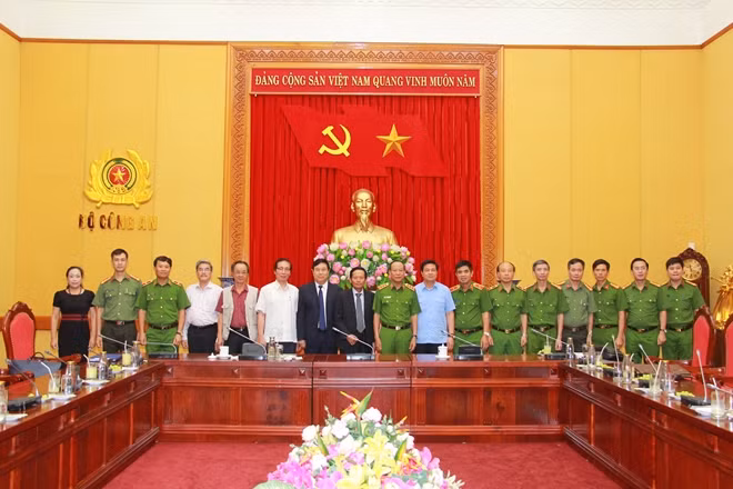 Các đại biểu tham dự buổi làm việc