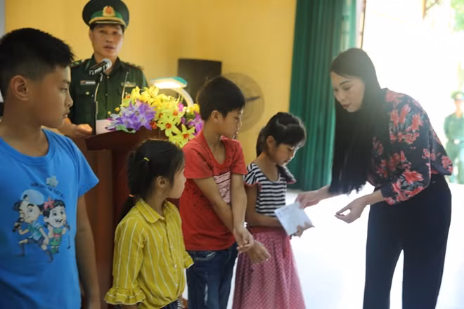 Đồng chí Hoàng Thị Thúy Lan trao quà cho học sinh nghèo hiếu học tại huyện Tam Dương và huyện Tam Đảo