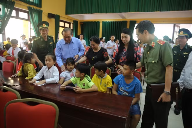Đồng chí Trương Hòa Bình cùng phu nhân, lãnh đạo tỉnh Vĩnh Phúc, lãnh đạo Báo CAND ân cần thăm hỏi, động viên các học sinh