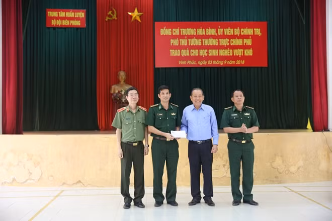 Đồng chí Trương Hòa Bình cùng Thiếu tướng Phạm Văn Miên trao 300 triệu đồng cho Trung tâm Huấn luyện Bộ Tư lệnh Bộ đội Biên phòng