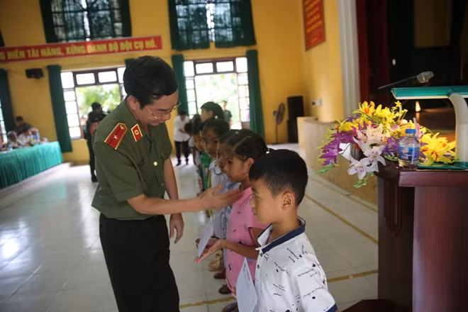 Thiếu tướng Phạm Văn Miên trao quà cho học sinh nghèo hiếu học tại huyện Tam Dương và huyện Tam Đảo