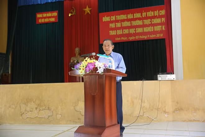 Đồng chí Trương Hòa Bình ôn lại kỷ niệm với mái trường đào tạo cán bộ An ninh miền Nam