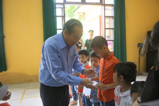 Đồng chí Trương Hòa Bình trao quà cho học sinh nghèo hiếu học tại huyện Tam Dương và huyện Tam Đảo