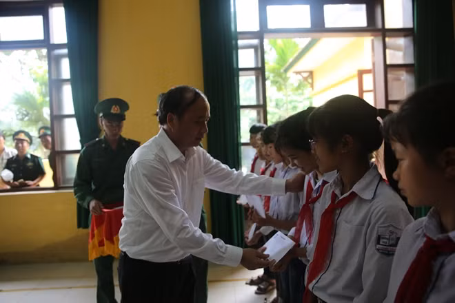 Đồng chí Nguyễn Văn Trì trao quà cho học sinh nghèo hiếu học tại huyện Tam Dương và huyện Tam Đảo