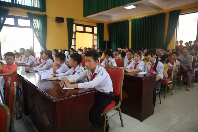 Niềm vui của các học sinh khi nhận được quà của "Quỹ Bảo trợ học sinh dân tộc thiểu số, học sinh nghèo" của Báo CAND