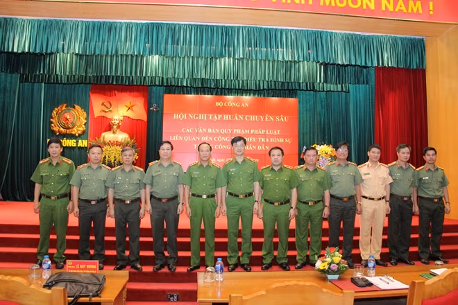 Thứ trưởng Lê Quý Vương cùng các đại biểu tham dự hội nghị.