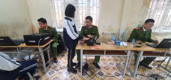 Sau đó, người làm sẽ được lấy dấu vân tay