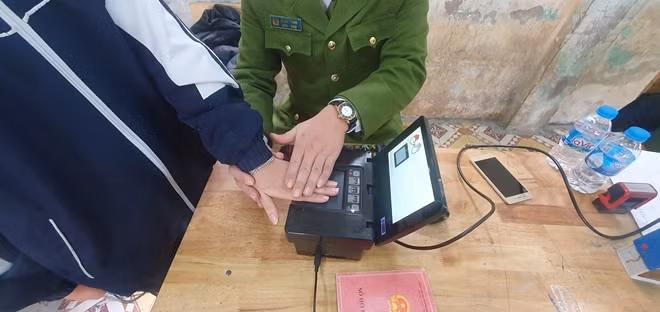 Vân tay được lấy là dạng vân tay tròn, khác với vân tay phẳng trước đây