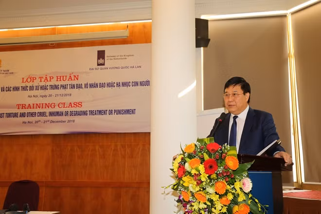 Trung tướng GS Nguyễn Ngọc Anh, Cục trưởng Cục pháp chế và cải cách hành chính, tư pháp Bộ Công an phát biểu khai mạc lớp tập huấn