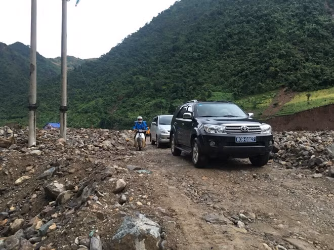 "Rừng" đá hai bên đường đi từ huyện Mường La vào xã Nậm Păm chôn vùi nhiều nhà cửa, tài sản của bà con
