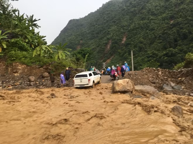 Nhiều đoạn trên đường tạm dẫn từ trung tâm huyện Mường La vào xã Nậm Păm vẫn bị chia cắt bởi những dòng nước chảy siết