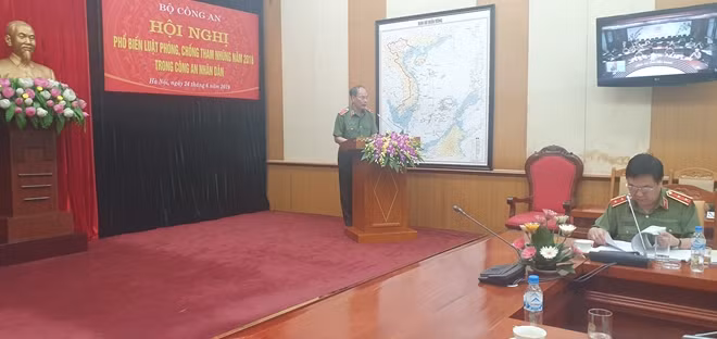 Thiếu tướng Đỗ Văn Hoành trình bày kết quả công tác phòng, chống tham nhũng trong CAND