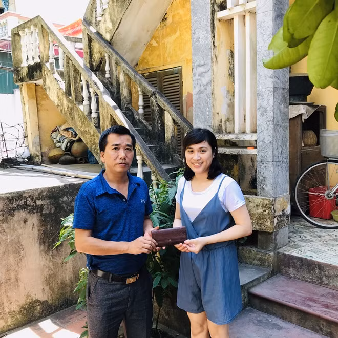 Ông Lê Duy Đông trao trả chiếc ví cho chị Thơm