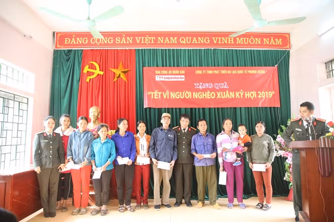 Đại tá Phạm Quang Khải tặng quà Tết cho hộ nghèo tại xã Do Nhân