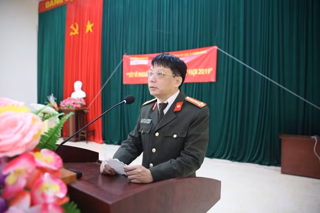 Đại tá Phạm Quang Khải phát biểu tại buổi trao quà ở xã Nam Sơn, Bắc Sơn và Ngổ Luồn