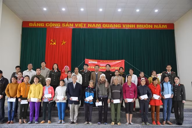 Đại tá Phạm Quang Khải, đại diện Công an tỉnh Hòa Bình cùng chính quyền địa phương trao quà Tết cho các hộ nghèo, gia đình chính sách tại xã Nam Sơn, Bắc Sơn, Ngổ Luông