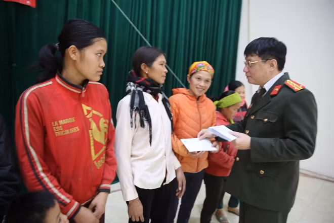 Đại tá Phạm Quang Khải trao quà Tết cho các hộ nghèo