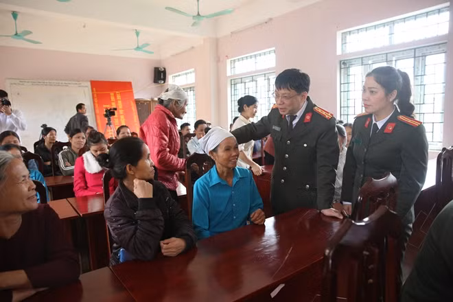 Đại tá Phạm Quang Khải thăm hỏi các hộ nghèo tại xã Do Nhân