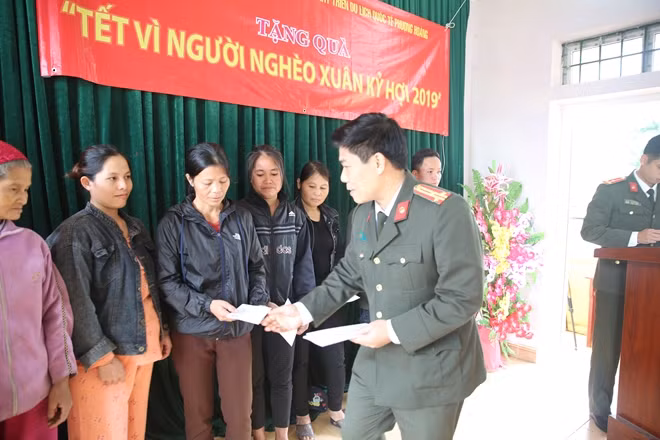 Đại diện Công an tỉnh Hòa Bình tặng quà Tết cho các hộ nghèo, gia đình chính sách tại xã Do Nhân