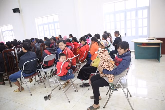 Người dân xã Nam Sơn, Bắc Sơn và Ngổ Luông đến nhận quà Tết