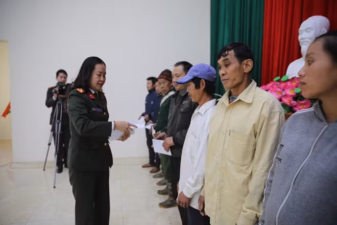 Đại diện Công an tỉnh Hòa Bình trao quà Tết cho người nghèo