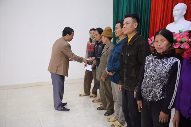 Đại diện chính quyền địa phương trao quà Tết cho các hộ nghèo, gia đình chính sách