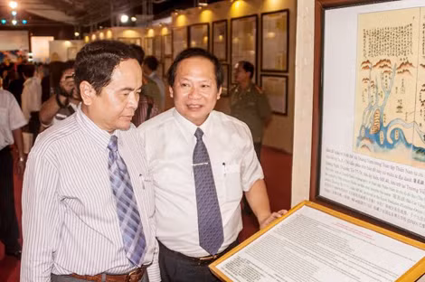 Đồng chí Trần Thanh Mẫn - Bí thư Thành ủy Cần Thơ; ông Trương Minh Tuấn tham quan khu triển lãm và trưng bày tư liệu “Hoàng Sa, Trường Sa của Việt Nam - Những bằng chứng lịch sử và pháp lý”. Đồng chí Trần Thanh Mẫn - Bí thư Thành ủy Cần Thơ; ông Trương Minh Tuấn tham quan khu triển lãm và trưng bày tư liệu “Hoàng Sa, Trường Sa của Việt Nam - Những bằng chứng lịch sử và pháp lý”.