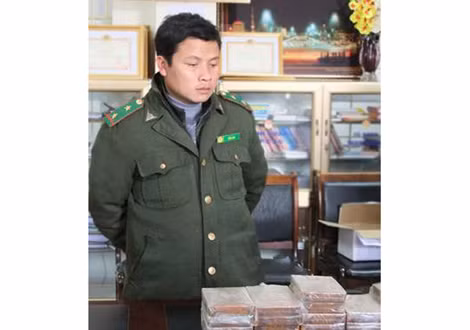 Một đối tượng vận chuyển 30 bánh heroin bị Công an tỉnh Yên Bái bắt giữ.