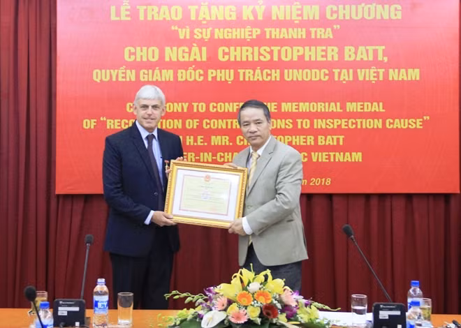 Ngài Christopher Batt nhận Kỷ niệm chương "Vì sự nghiệp thanh tra"