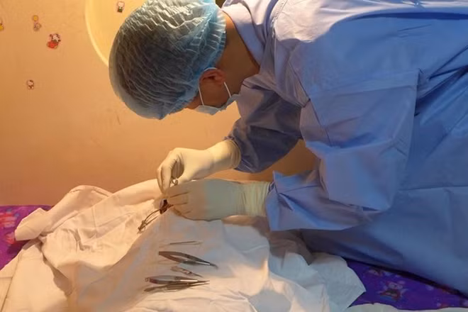 Anh Nguyễn Hữu Hoàng (Giám đốc Ngân hàng mắt) thực hiện kỹ thuật lấy giác mạc
