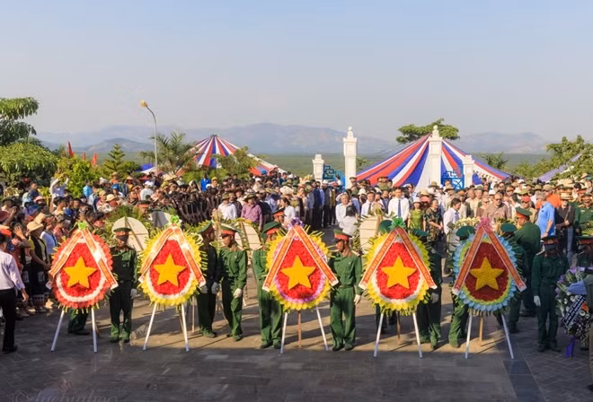 Lãnh đạo tỉnh Kon Tum, huyện Sa Thầy và đại diện TP Hà Nội, các cựu chiến binh, thân nhân liệt sỹ trong lễ tưởng niệm