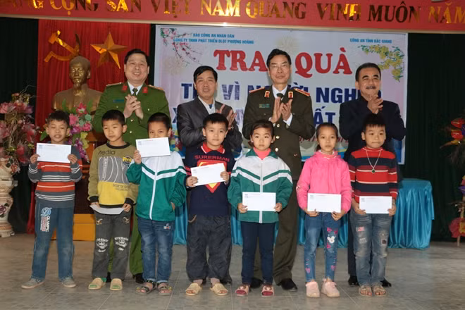 Đoàn công tác trao quà Tết cho bà con và học sinh nghèo hiếu học tại xã Nhã Nam